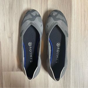Rothy’s Gray Camo Round Toe Flats Red Sole Size 8